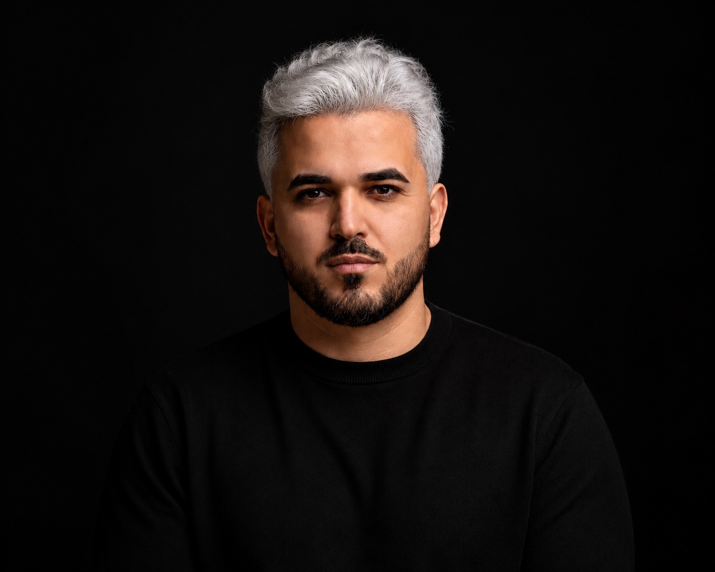 Retrato frontal de Victor Pimentel em fundo preto
