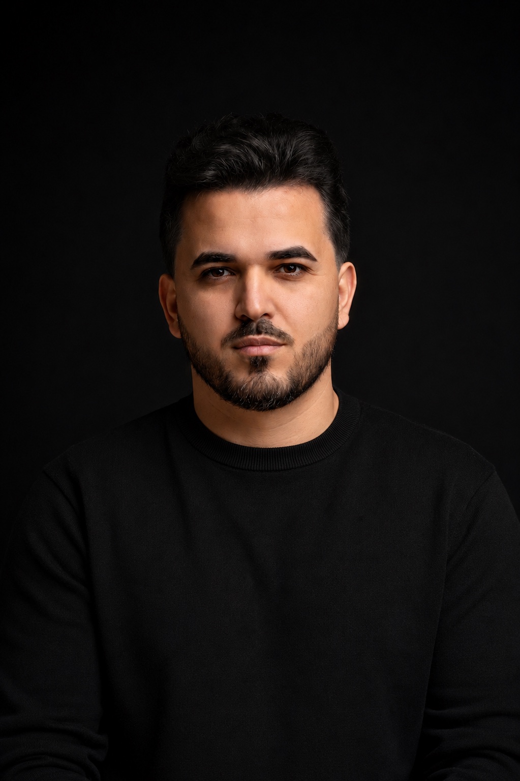 Retrato de Victor Pimentel em fundo preto